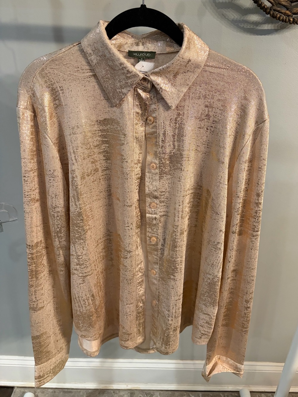 NWT ✨ Kiwi Metallic Peach Button-Down Shirt size small